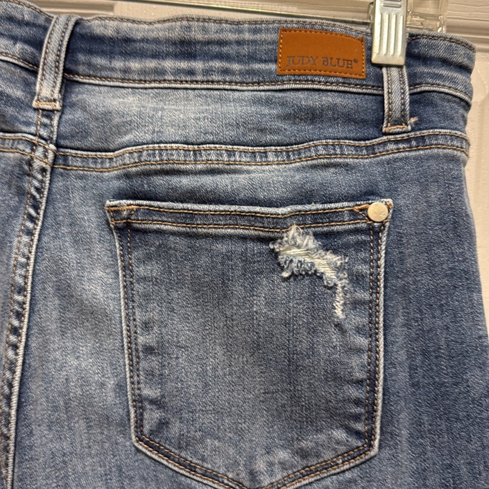 Judy Blue Boyfriend Fit Distressed 7/28. Good as new. - Picture 8 of 11